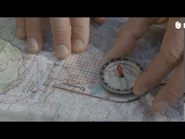 Cómo utilizar una brújula y un mapa en la montaña